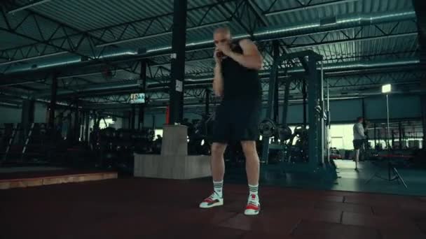 Man Gymmet Utför Övningar Man Idrottar Stor Idrottshall Man Gör — Stockvideo