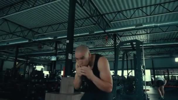 Atleet Training Door Het Ponsen Van Zware Zak Sportschool Man — Stockvideo