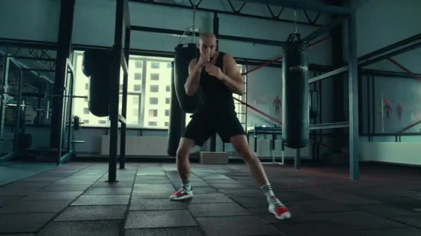 Atleet Training Door Het Ponsen Van Zware Zak Sportschool Man — Stockvideo