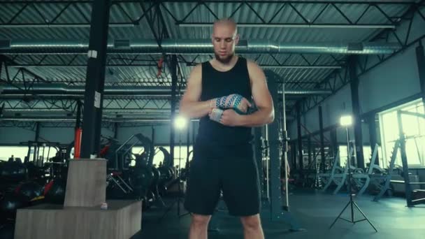 Boxer Bindt Zijn Handen Met Een Verband Voor Strijd Mijn — Stockvideo