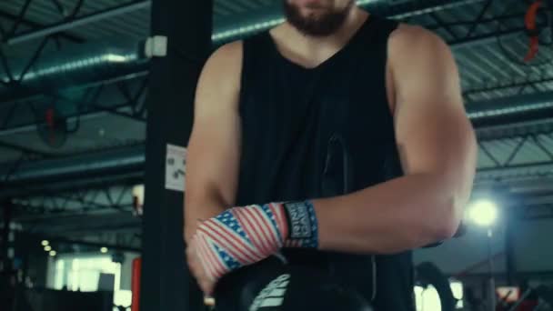 Боксер Связывает Руки Повязкой Перед Боем Мой Муж Тренируется Спортзале — стоковое видео