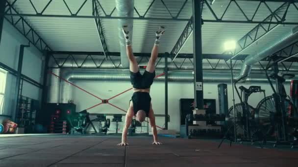 Seorang Pria Gym Melakukan Latihan Seorang Pria Melakukan Olahraga Aula — Stok Video