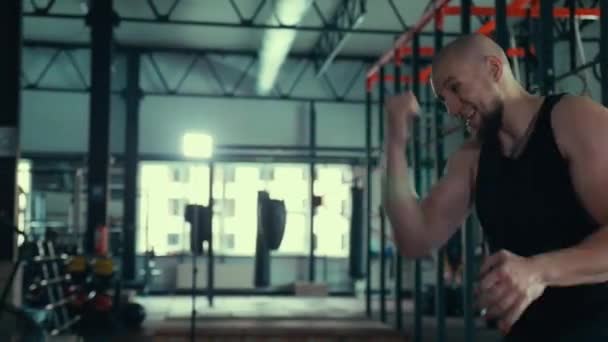 一个男人在体育馆里做运动 一个人在一个大体育馆里做运动 一个男人在做力量训练 准备拳击 — 图库视频影像