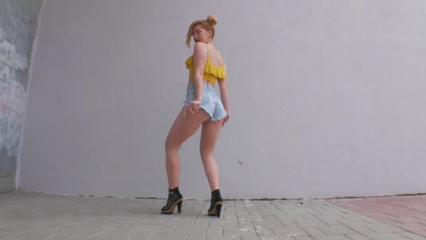 Mooie Jonge Danseres Danst Verleidelijk Beweegt Haar Billen Het Meisje — Stockvideo