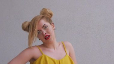 Güzel genç dansçı baştan çıkarıcı bir şekilde dans eder ve kalçasını oynatır. Kız kizomba yapıyor. Afrika dansında dans eden seksi komik kadın. Dışarıda baştan çıkarıcı bir şekilde dans eden güzel bir kadın. Beyaz arkaplan.