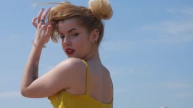 Sahilde kizomba yapan kız. Nehir kenarında dans eden seksi, komik kadın. Güzel genç dansçı baştan çıkarıcı bir şekilde dans eder ve kalçasını oynatır. Kız kizomba yapıyor. Afrika dansında dans eden seksi komik kadın. Dans eden güzel kadın