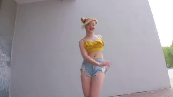 Bela Jovem Dançarina Sedutoramente Dança Move Suas Nádegas Rapariga Está — Vídeo de Stock