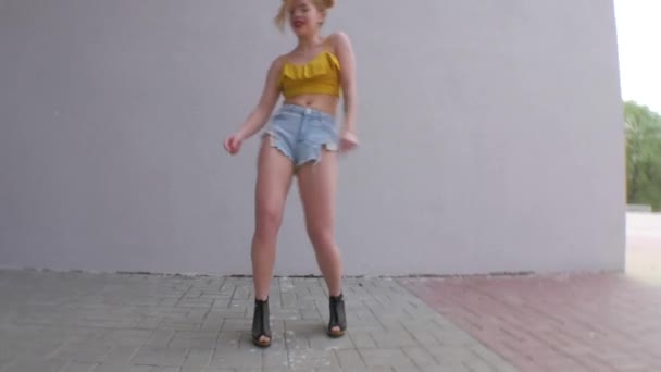 Gyönyörű Fiatal Táncos Csábítóan Táncol Mozgatja Fenekét Lány Kizomba Táncol — Stock videók