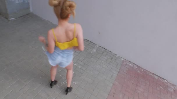 Mooie Jonge Danseres Danst Verleidelijk Beweegt Haar Billen Het Meisje — Stockvideo