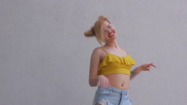 Piękna Młoda Tancerka Uwodzicielsko Tańczy Porusza Pośladkami Dziewczyna Tańczy Kizombę — Wideo stockowe