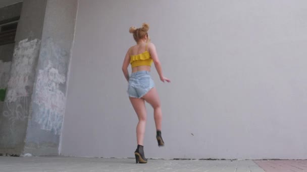 Hermosa Joven Bailarina Seductora Baila Mueve Sus Nalgas Chica Está — Vídeos de Stock