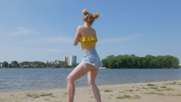 Chica Bailando Kizomba Playa Sexy Mujer Divertida Bailando Danza Africana — Vídeos de Stock
