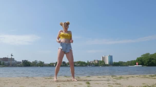 Дівчина Танцює Кімоба Пляжі Сексуальна Смішна Жінка Танцює Африканський Танець — стокове відео