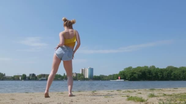 Sahilde Kizomba Yapan Kız Nehir Kenarında Dans Eden Seksi Komik — Stok video