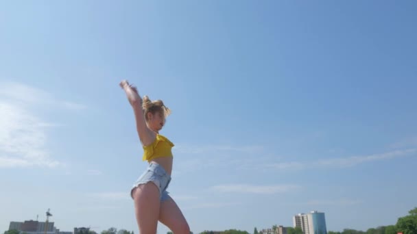 Κορίτσι Που Χορεύει Κιζόμπα Στην Παραλία Σέξι Αστεία Γυναίκα Που — Αρχείο Βίντεο