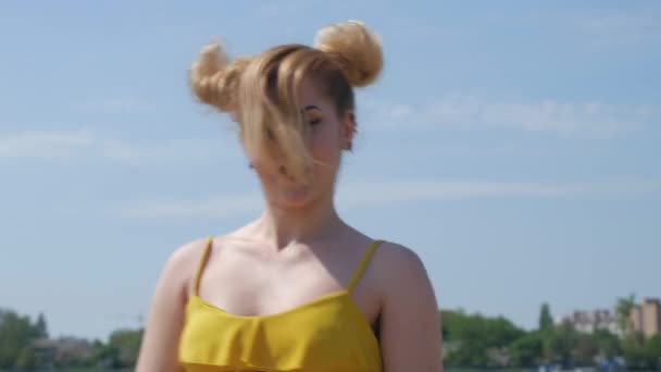 Ragazza Che Balla Kizomba Sulla Spiaggia Sexy Divertente Donna Danza — Video Stock