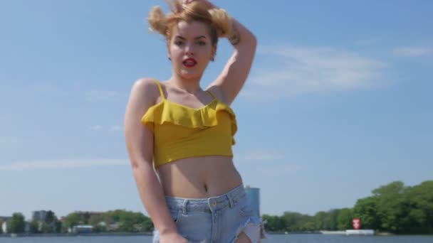 Κορίτσι Που Χορεύει Κιζόμπα Στην Παραλία Σέξι Αστεία Γυναίκα Που — Αρχείο Βίντεο