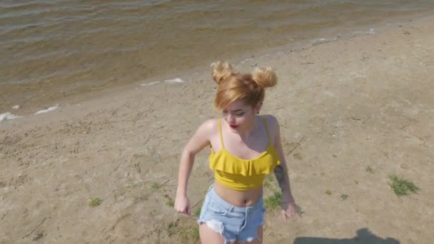 Дівчина Танцює Кімоба Пляжі Сексуальна Смішна Жінка Танцює Африканський Танець — стокове відео