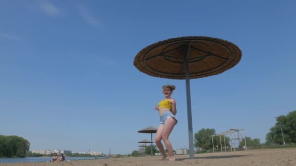 Sahilde Kizomba Yapan Kız Nehir Kenarında Dans Eden Seksi Komik — Stok video