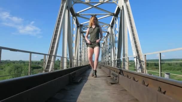 Mujer Sexy Bailando Puente Ferroviario Hermosa Joven Bailarina Seductora Baila — Vídeos de Stock