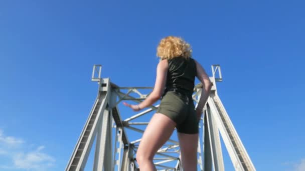 Demiryolu Köprüsünde Dans Eden Seksi Kadın Güzel Genç Dansçı Baştan — Stok video