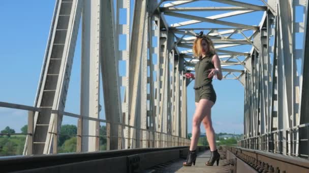 Seksowna Kobieta Tańcząca Moście Piękna Młoda Tancerka Uwodzicielsko Tańczy Porusza — Wideo stockowe