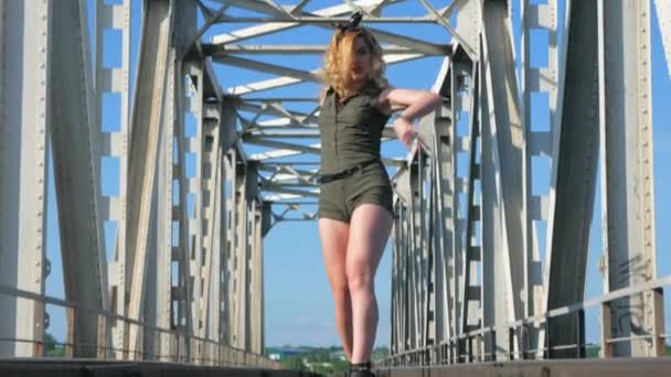 Сексуальна Жінка Танцює Залізничному Мосту Красива Молода Танцівниця Спокусливо Танцює — стокове відео