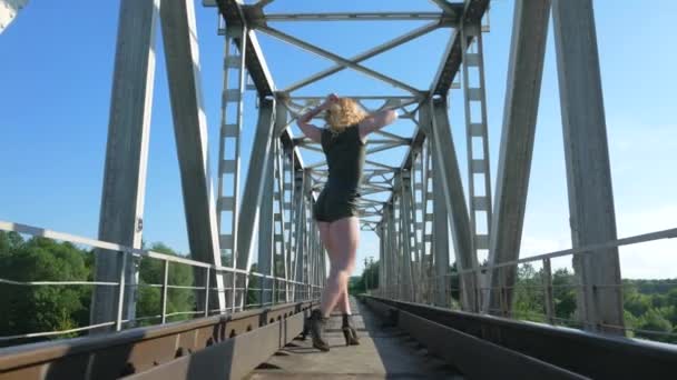 Szexi Táncol Vasúti Hídon Gyönyörű Fiatal Táncos Csábítóan Táncol Mozgatja — Stock videók