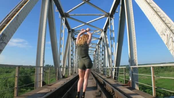 Сексуальная Женщина Танцует Железнодорожном Мосту Красивая Молодая Танцовщица Соблазнительно Танцует — стоковое видео