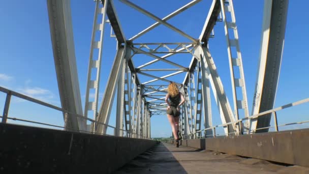Szexi Táncol Vasúti Hídon Gyönyörű Fiatal Táncos Csábítóan Táncol Mozgatja — Stock videók