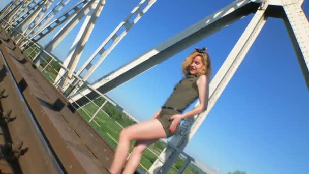 Сексуальная Женщина Танцует Железнодорожном Мосту Красивая Молодая Танцовщица Соблазнительно Танцует — стоковое видео