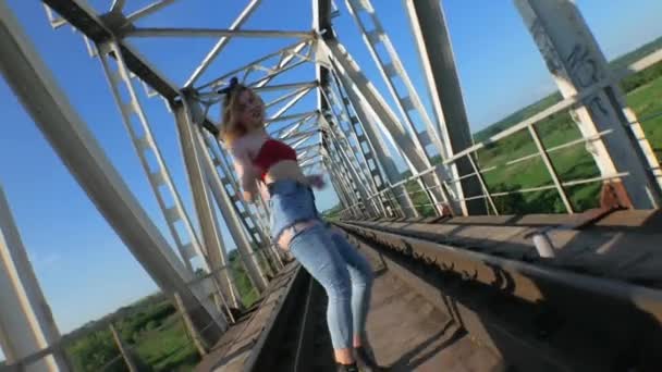 Mujer Sexy Bailando Puente Ferroviario Hermosa Joven Bailarina Seductora Baila — Vídeos de Stock