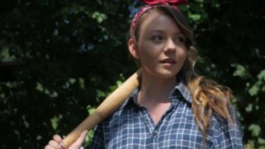 Ciddi adam ve kız kameraya poz veriyor. Moda mankenleri kucaklaşır. Birbirine aşık bir çift. Eski usul, holiganlar. Canlı bir sera ortamında iki genç birey. Botanik tapınağında birlikte duran iki birey. Genç çift eğleniyor 