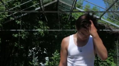 Ciddi adam ve kız kameraya poz veriyor. Moda mankenleri kucaklaşır. Birbirine aşık bir çift. Eski usul, holiganlar. Canlı bir sera ortamında iki genç birey. Botanik tapınağında birlikte duran iki birey. Genç çift eğleniyor 