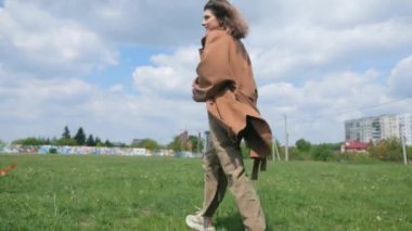 Mutlu kadın ve tüylü arkadaşı parkta güneşli bir günün tadını çıkarıyorlar. Parkta neşeli kahverengi bir köpek olan Cocker Spaniel ile etkileşime giren bir kadın. Gülümseyen kadın, açık havada dost canlısı kahverengi bir köpeği okşuyor. Bir kadın ve kahverengi köpeği arasında sakin bir an.