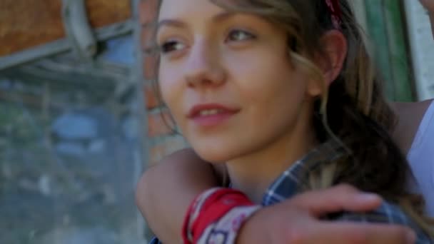 Серйозний Хлопець Дівчина Позують Камеру Модні Моделі Обіймаються Пара Закоханих — стокове відео