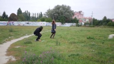 Erkek ve kadın birbirlerine aşıklar. Birbirine aşık bir çift parkta dinleniyor. Koca, karısına sarılır ve onu öper. Adam gülüyor, kız aşık sevgilisine bakıyor. Ağacın gölgesinde kucaklaşan bir çift bir aile Labrador köpeğiyle birlikte yürür.