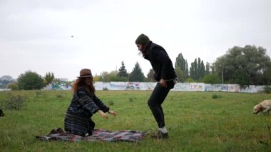 Erkek ve kadın birbirlerine aşıklar. Birbirine aşık bir çift parkta dinleniyor. Koca, karısına sarılır ve onu öper. Adam gülüyor, kız aşık sevgilisine bakıyor. Ağacın gölgesinde kucaklaşan bir çift bir aile Labrador köpeğiyle birlikte yürür.