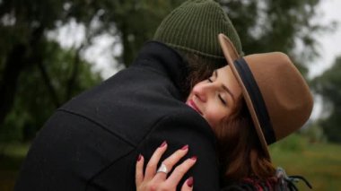 Erkek ve kadın birbirlerine aşıklar. Birbirine aşık bir çift parkta dinleniyor. Koca, karısına sarılır ve onu öper. Adam gülüyor, kız aşık sevgilisine bakıyor. Ağacın gölgesinde kucaklaşan bir çift bir aile Labrador köpeğiyle birlikte yürür.