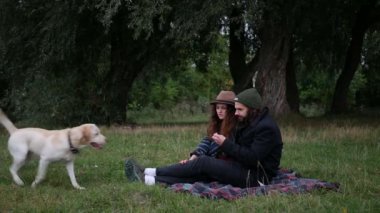 Erkek ve kadın birbirlerine aşıklar. Birbirine aşık bir çift parkta dinleniyor. Koca, karısına sarılır ve onu öper. Adam gülüyor, kız aşık sevgilisine bakıyor. Ağacın gölgesinde kucaklaşan bir çift bir aile Labrador köpeğiyle birlikte yürür.