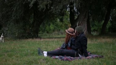 Erkek ve kadın birbirlerine aşıklar. Birbirine aşık bir çift parkta dinleniyor. Koca, karısına sarılır ve onu öper. Adam gülüyor, kız aşık sevgilisine bakıyor. Ağacın gölgesinde kucaklaşan bir çift bir aile Labrador köpeğiyle birlikte yürür.