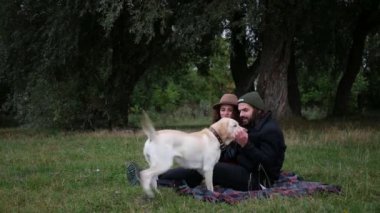 Erkek ve kadın birbirlerine aşıklar. Birbirine aşık bir çift parkta dinleniyor. Koca, karısına sarılır ve onu öper. Adam gülüyor, kız aşık sevgilisine bakıyor. Ağacın gölgesinde kucaklaşan bir çift bir aile Labrador köpeğiyle birlikte yürür.