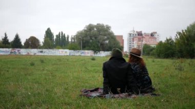 Erkek ve kadın birbirlerine aşıklar. Birbirine aşık bir çift parkta dinleniyor. Koca, karısına sarılır ve onu öper. Adam gülüyor, kız aşık sevgilisine bakıyor. Ağacın gölgesinde kucaklaşan bir çift bir aile Labrador köpeğiyle birlikte yürür.