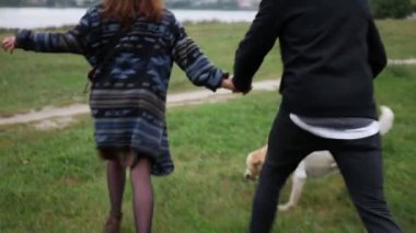 Erkek ve kadın birbirlerine aşıklar. Birbirine aşık bir çift parkta dinleniyor. Koca, karısına sarılır ve onu öper. Adam gülüyor, kız aşık sevgilisine bakıyor. Ağacın gölgesinde kucaklaşan bir çift bir aile Labrador köpeğiyle birlikte yürür.