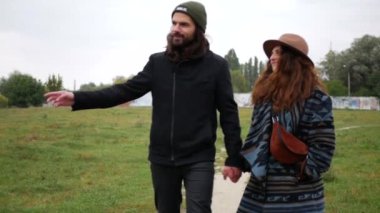 Erkek ve kadın birbirlerine aşıklar. Birbirine aşık bir çift parkta dinleniyor. Koca, karısına sarılır ve onu öper. Adam gülüyor, kız aşık sevgilisine bakıyor. Ağacın gölgesinde kucaklaşan bir çift bir aile Labrador köpeğiyle birlikte yürür.