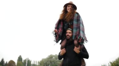 Erkek ve kadın birbirlerine aşıklar. Birbirine aşık bir çift parkta dinleniyor. Koca, karısına sarılır ve onu öper. Adam gülüyor, kız aşık sevgilisine bakıyor. Ağacın gölgesinde kucaklaşan bir çift bir aile Labrador köpeğiyle birlikte yürür.