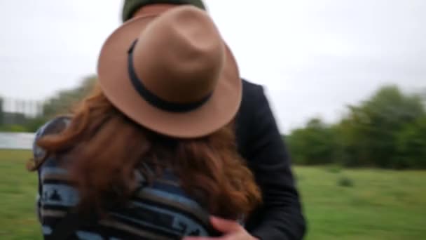 Férfi Szerelmesek Egy Szerelmes Pár Pihen Parkban Férj Megöleli Megcsókolja — Stock videók