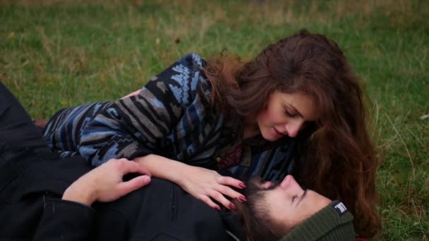 Erkek Kadın Birbirlerine Aşıklar Birbirine Aşık Bir Çift Parkta Dinleniyor — Stok video