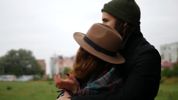 Homem Mulher Estão Apaixonados Casal Apaixonado Descansando Parque Marido Abraça — Vídeo de Stock