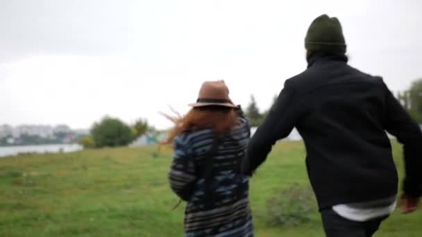Mężczyzna Kobieta Zakochani Zakochana Para Odpoczywa Parku Mąż Przytula Całuje — Wideo stockowe